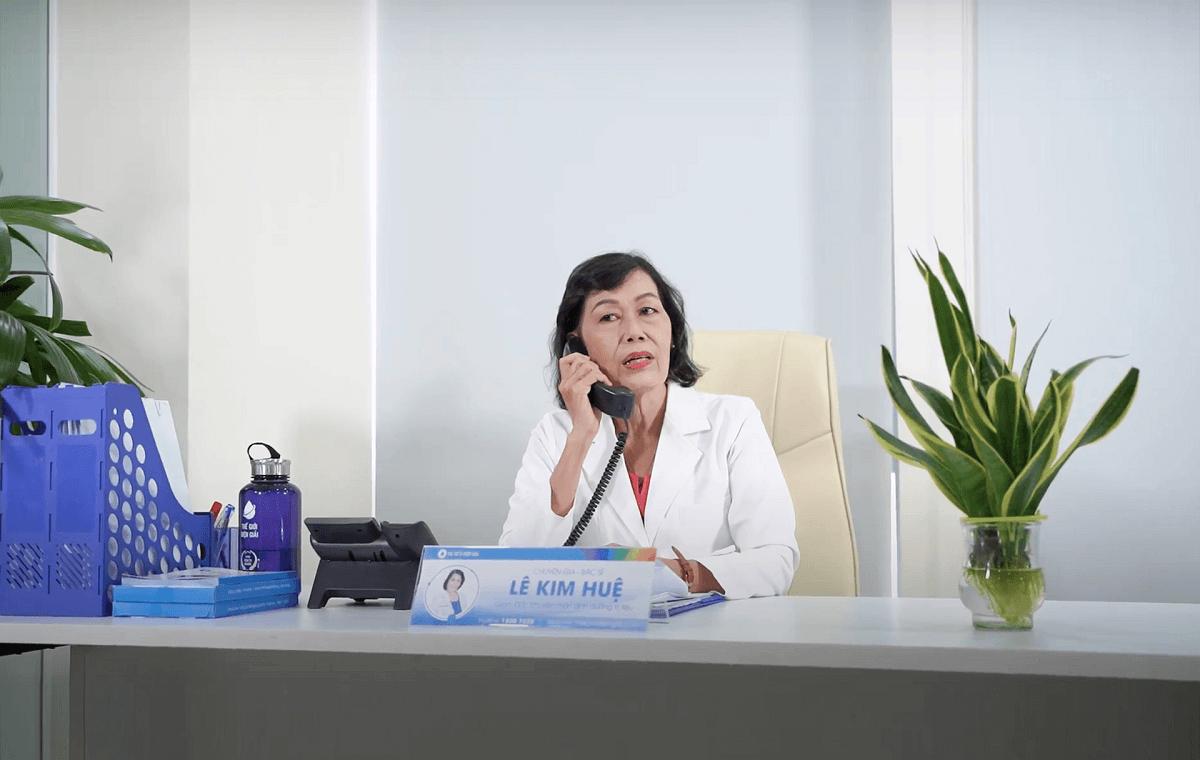 Bác sĩ Lê Kim Huệ tư vấn sức khỏe cho người dân qua tổng đài