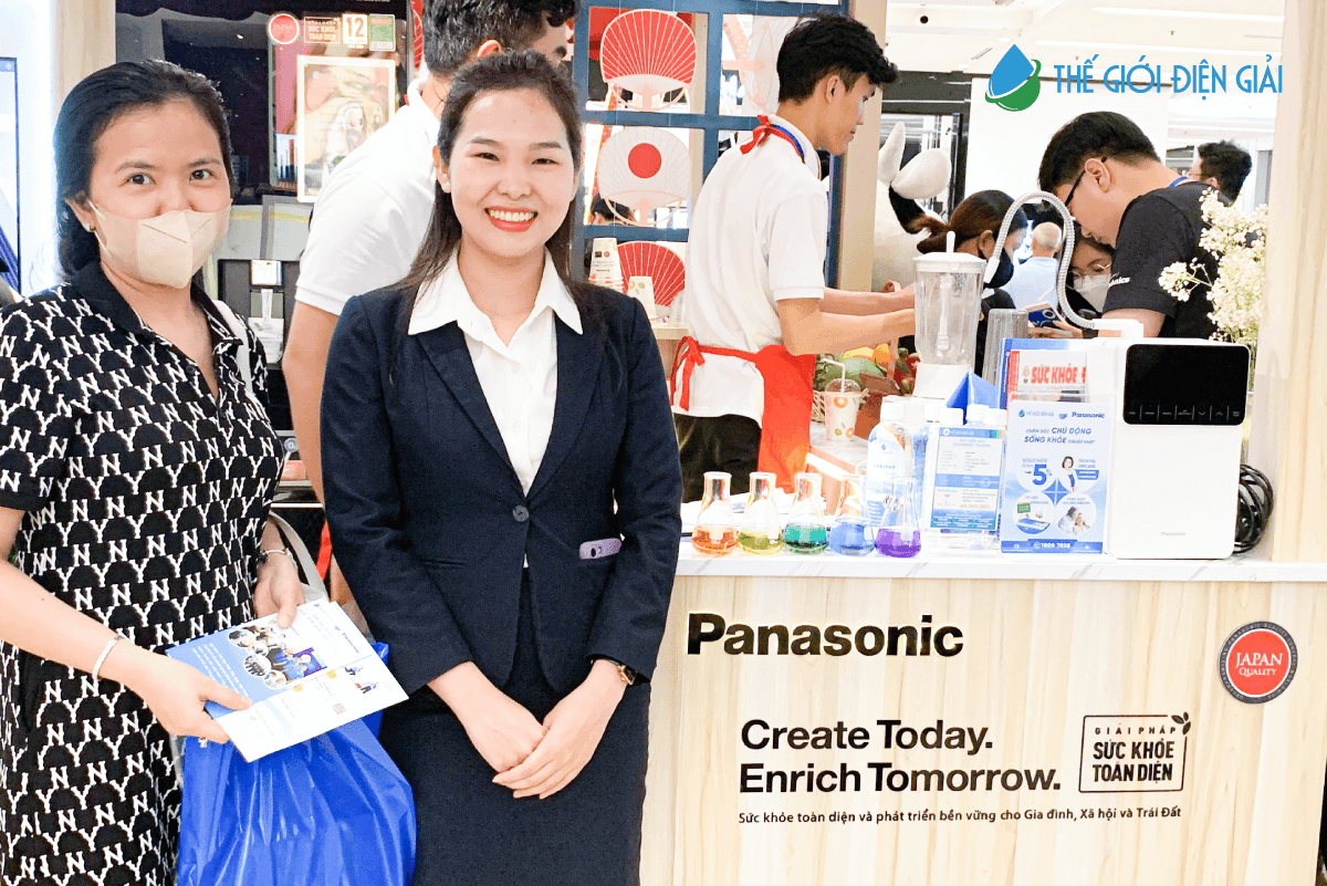 Gian hàng trưng bày nhiều sản phẩm gia dụng của Panasonic để khách hàng đến tham quan và trải nghiệm thực tế