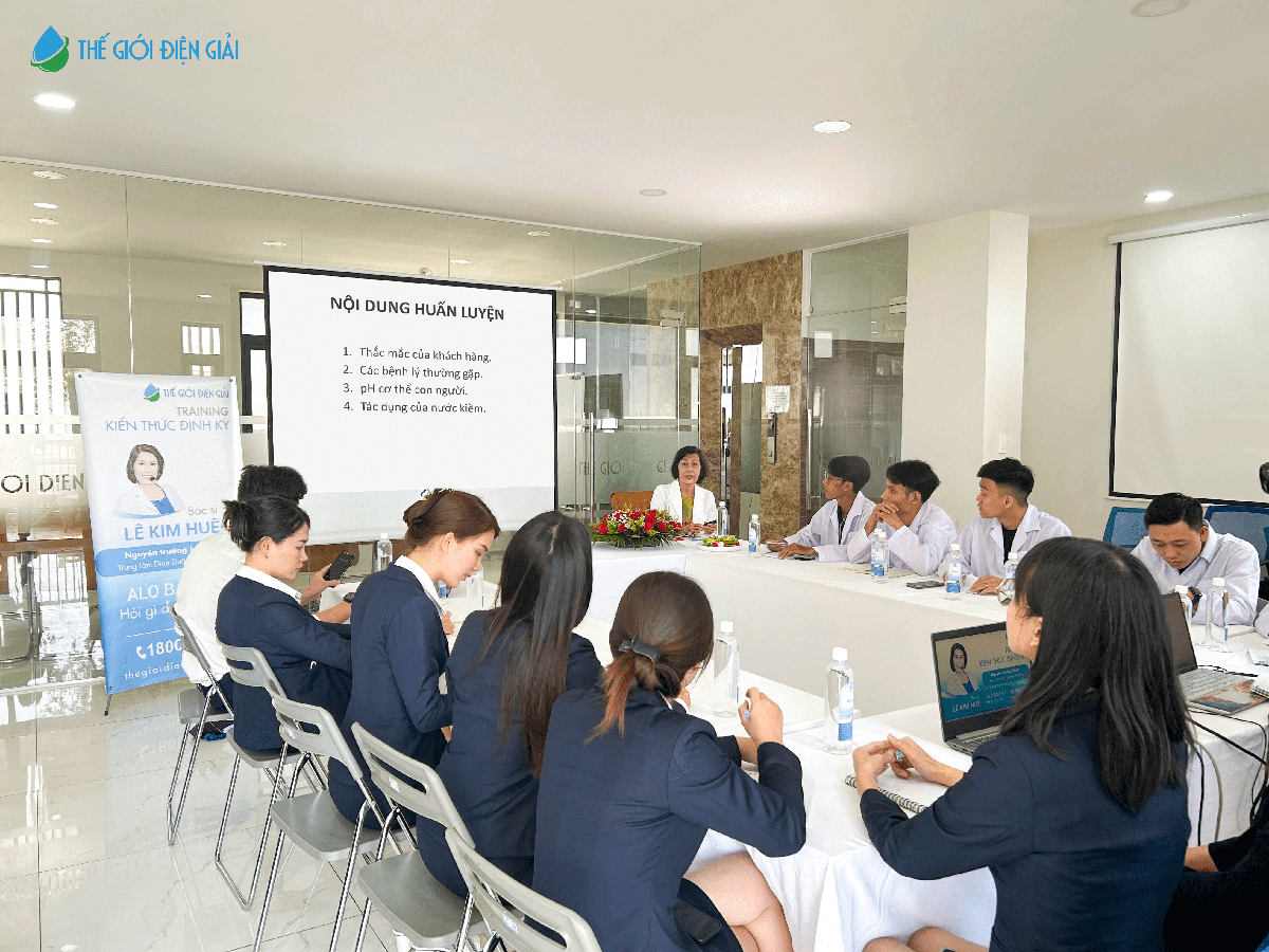 Trong buổi tập huấn bác sĩ Lê Kim Huệ chia sẻ về những thắc mắc của khách hàng thường gặp nhất
