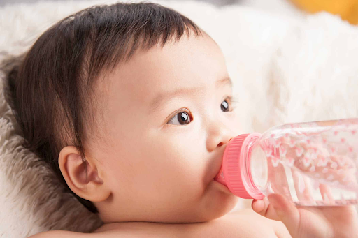 trẻ dưới 1 tuổi có nên uống nước điện giải ion kiềm không