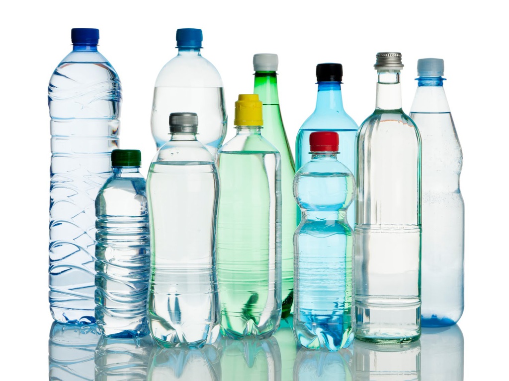 Không nên đựng nước đun sôi để nguội trong chai nhựa dùng một lần