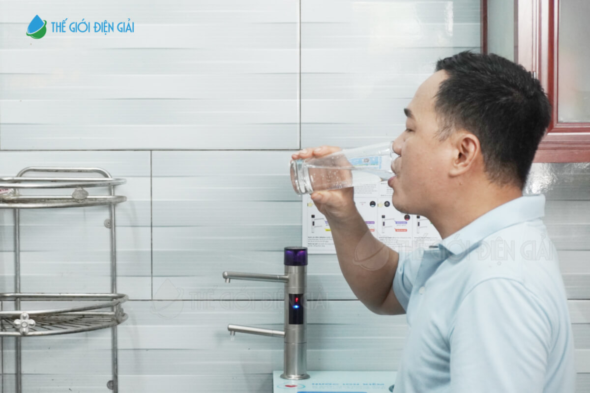 Bố Tiến Linh uống nước ion kiềm từ máy điện giải Fuji Smart u60