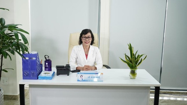Bác sĩ Lê Kim Huệ trực tổng đài tư vấn sức khoẻ cho người dân