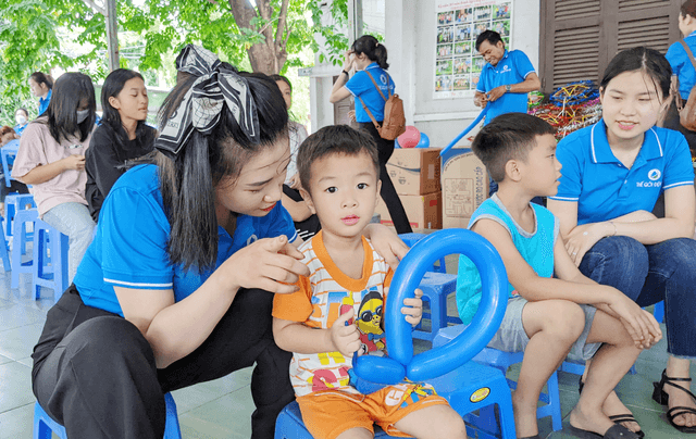 Tình nguyên viên quan tâm, vui chơi cùng các em nhỏ tại Làng trẻ em SOS