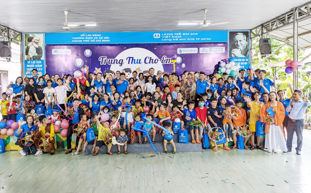 Các thành viên quỹ DigiHeart cùng các em nhỏ làng trẻ em SOS Gò Vấp chụp hình lưu niệm 