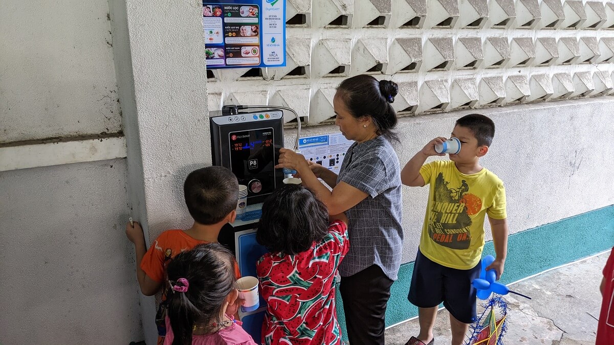 Quỹ DigiHeart đã tổ chức trao tặng Làng trẻ em SOS TP.HCM máy lọc nước ion kiềm Fuji Smart P8 Home