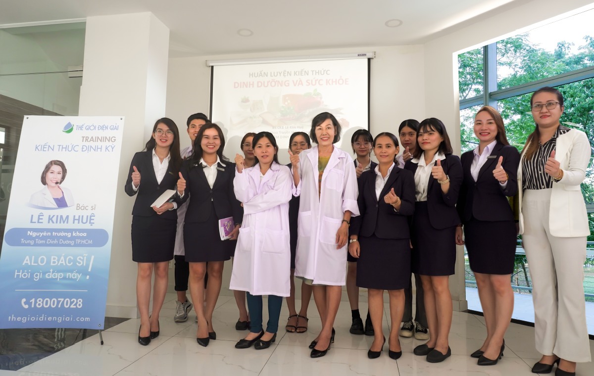 Bác sĩ Lê Kim Huệ huấn luyện chuyên sâu kiến thức về dinh dưỡng cho tư vấn viên Thế Giới Điện Giải 