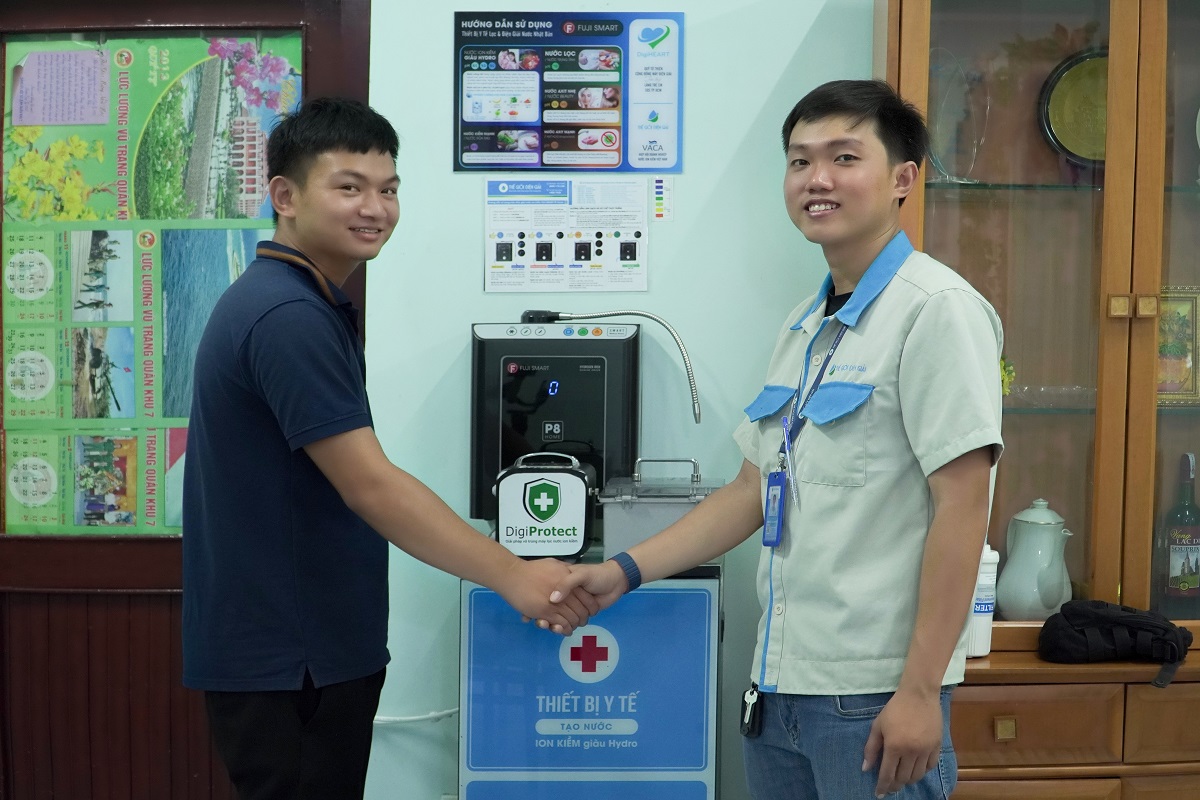 Kỹ thuật viên Thế Giới Điện Giải hoàn thành bảo dưỡng máy lọc nước iON kiềm tại Làng trẻ em SOS