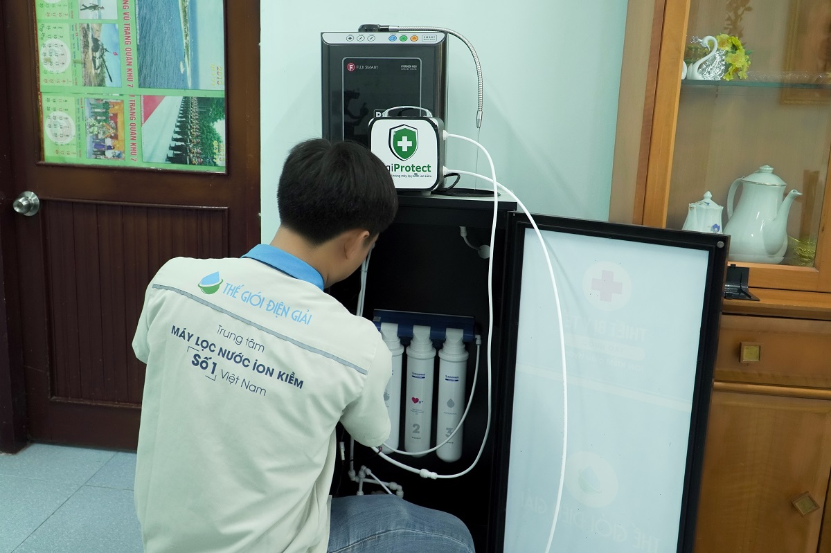 Kỹ thuật viên Thế Giới Điện Giải thay lõi máy lọc nước tại Làng trẻ em SOS