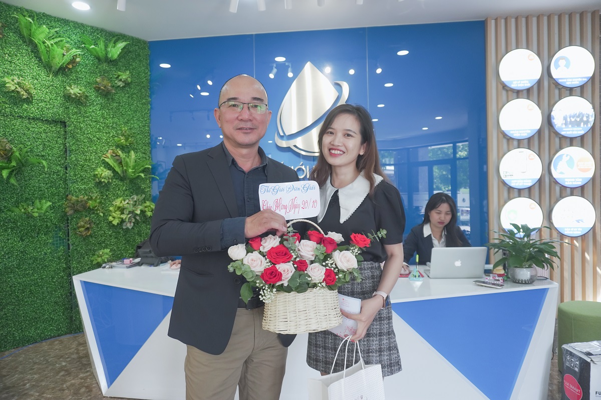 Nhân viên nữ Thế Giới Điện Giải nhận hoa và quà từ ban lãnh đạo công ty 