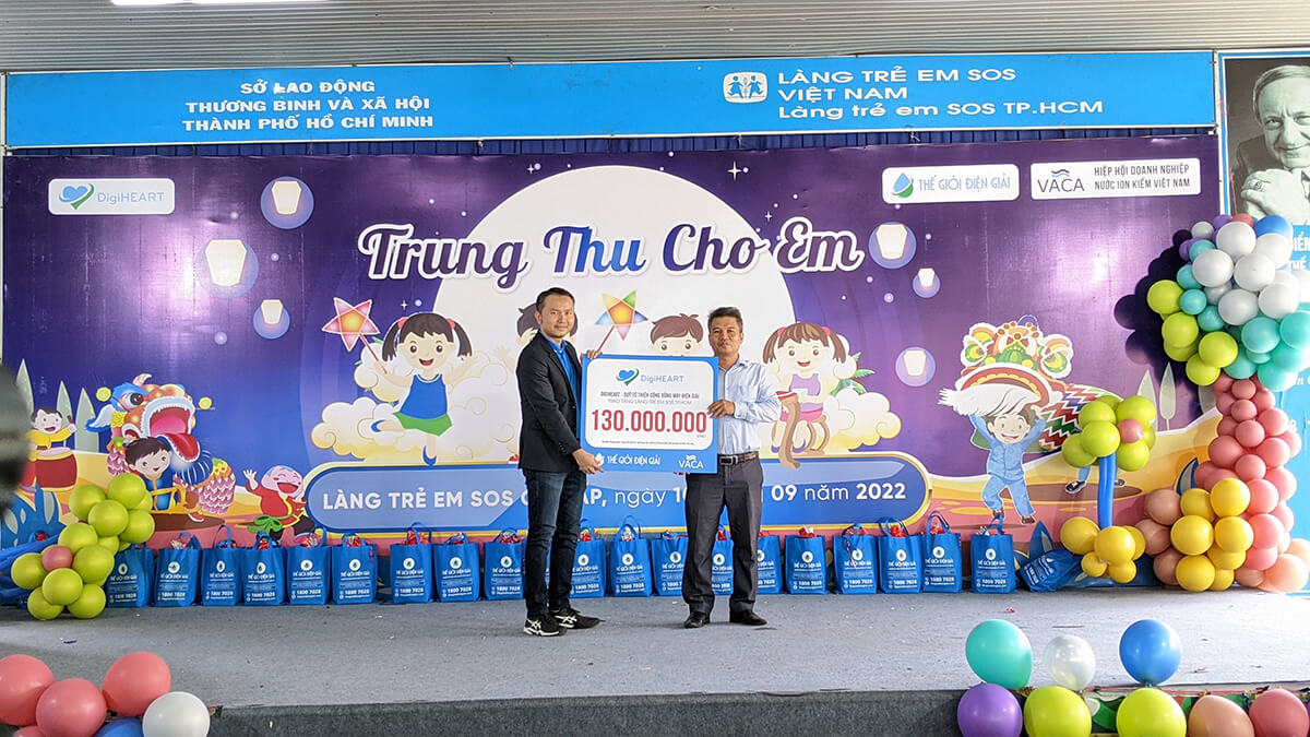 Ông Lê Thành Nhân – Chủ tịch Quỹ DigiHeart trao tặng 130 triệu đồng cho Làng trẻ SOS Gò Vấp