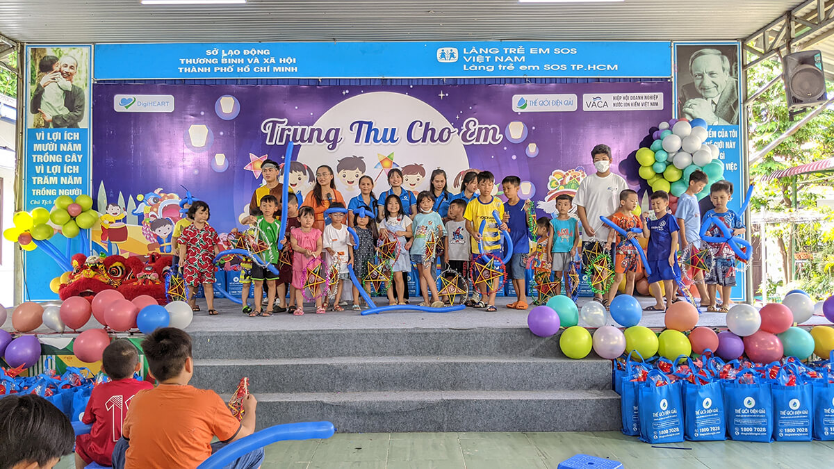 Trẻ em tại Làng SOS Gò Vấp được trao tặng những món quà vật chất và tinh thần đầy ý nghĩa
