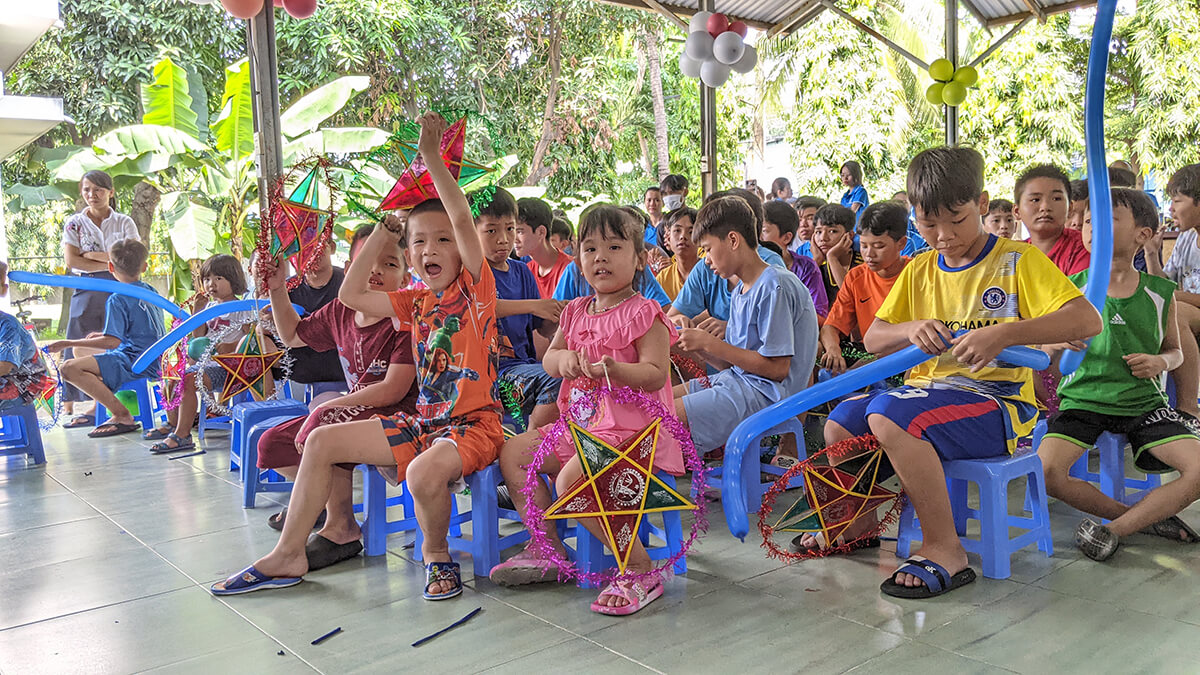Hàng trăm trẻ em tại Làng SOS háo hức tham dự chương trình “Trung thu cho em”