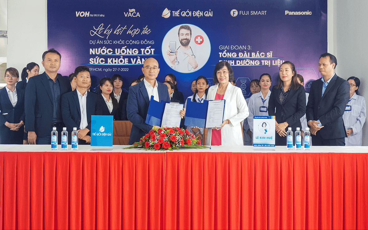 Ông Phan Tôn Thắng Phó Tổng giám đốc Tập đoàn Thế Giới Điện Giải và Bác sĩ Lê Kim Huệ tại lễ ký kết hợp tác Dự án “Nước uống tốt, sức khỏe vàng” – Giai đoạn 3