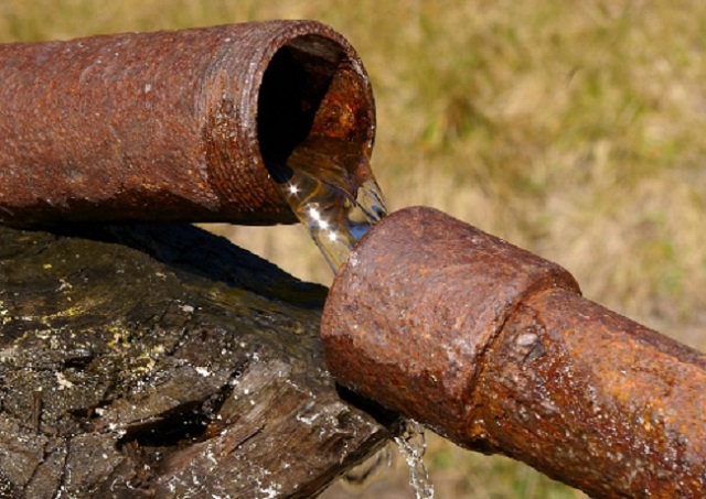Đường ống gỉ sét khiến chất lượng nước máy nhiều khu vực nước ta không được đảm bảo