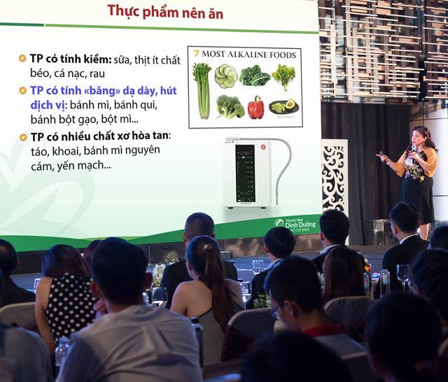 Bác sĩ Đỗ Thị Ngọc Diệp trình bày về công dụng của nước ion kiềm đối với sức khỏe
