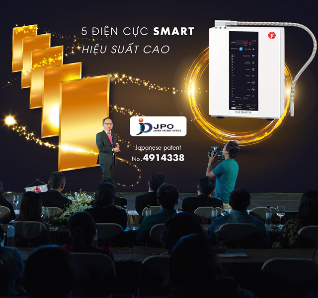 Đại diện Fuji giới thiệu sản phẩm Fuji Smart I8 có 5 tấm điện cực SMART hiệu suất cao