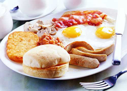 bữa sáng nên tránh các loại thức ăn chế biến sẵn, thức ăn nhanh