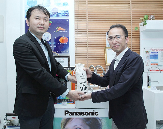 Ông Lê Thành Nhân - CEO Thế Giới Điện Giải (bên trái) trao quà lưu niệm cho ông Hisakuni Kawaji - Tổng giám đốc ngành hàng chăm sóc sức khỏe của Panasonic Nhật Bản (bên phải)