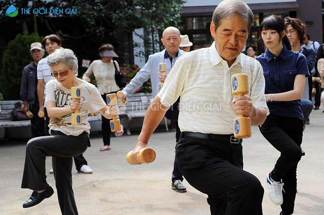 người Nhật tập thể dục tăng sức đề kháng