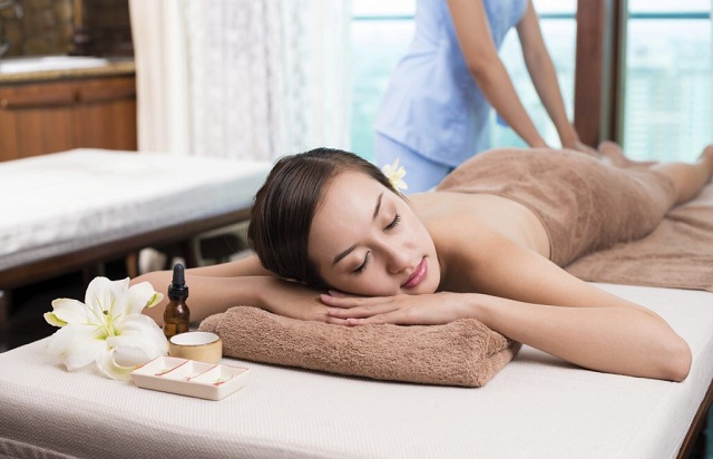 Massage với tinh dầu giúp giảm stress