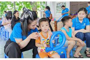 [Báo Người nổi tiếng] Thế Giới Điện Giải mang Trung Thu yêu thương đến với hàng trăm em nhỏ Làng trẻ SOS